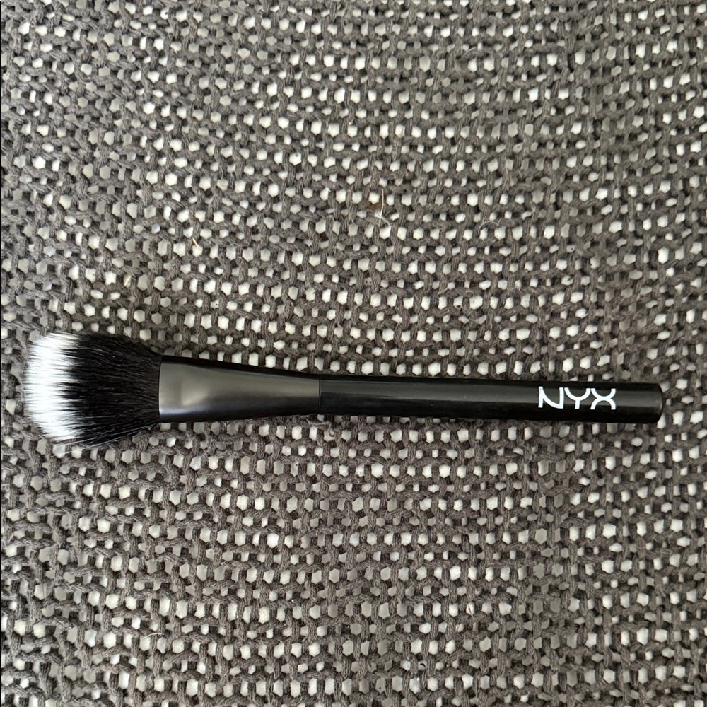 NYX Dual-Tone Makeup Brush - Black and White